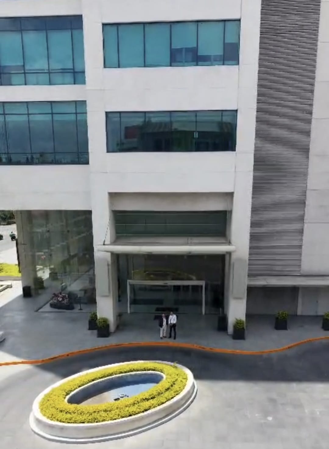 Entrada principal del edificio de oficinas
